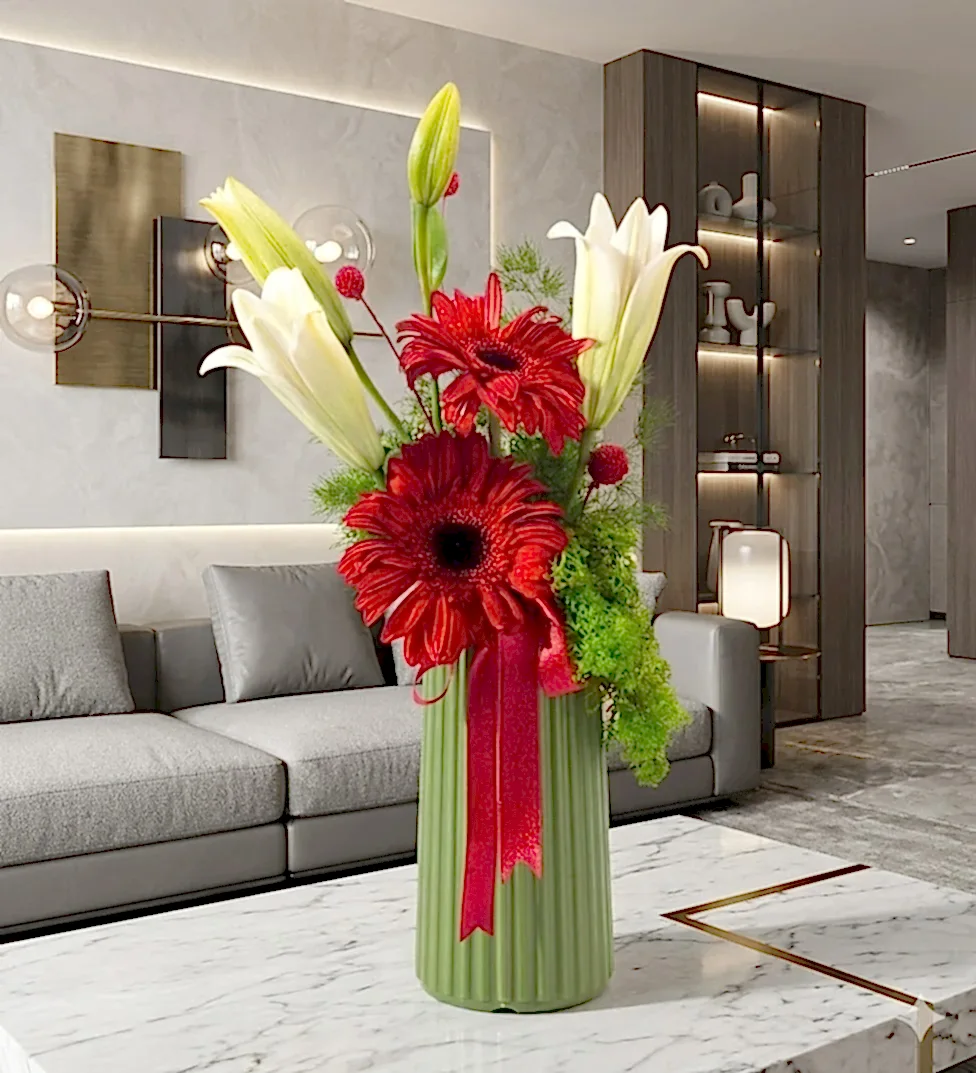 Yeşil Vazoda Beyaz Lilyum ve Kırmızı Gerbera